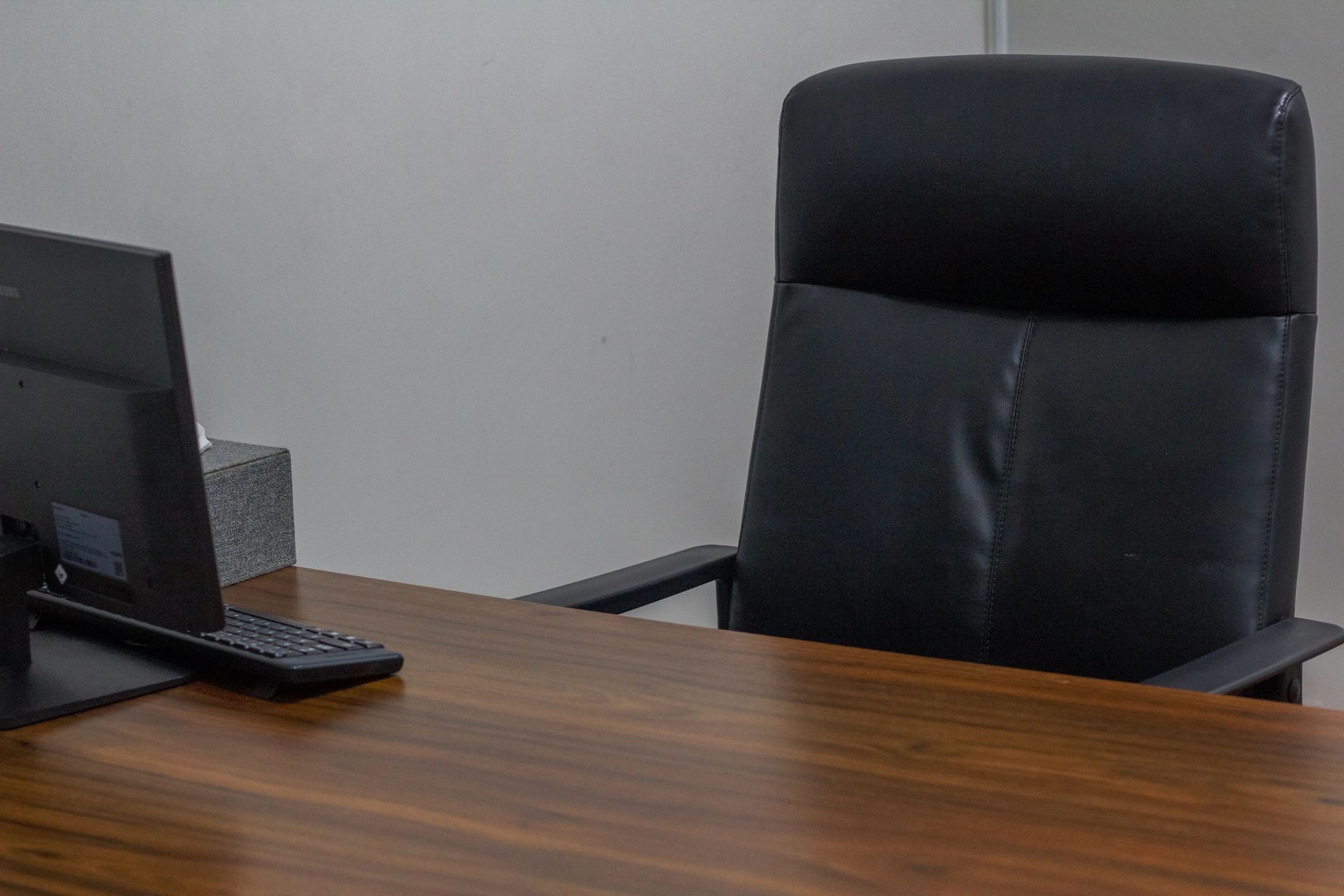 Modern workspace with laptop representing laptop reviews